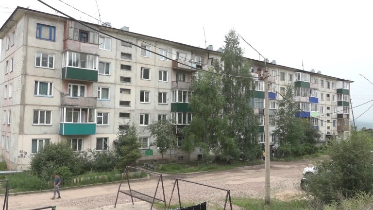 Зловонием из подвала вынуждены дышать жители многоэтажки в Усть-Куте